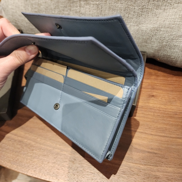 New Authentic Bottega Veneta Sky Blue Long Wallet - Picture 6 of 9